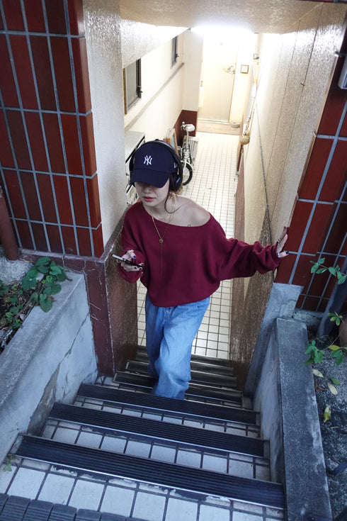 オフショルルーズニット